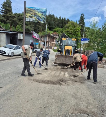დაბა ბაკურიანში ინტენსიურად მიმდინარეობს ცენტრალური ქუჩებისა და შემოგარენი ტერიტორიის მოწესრიგება